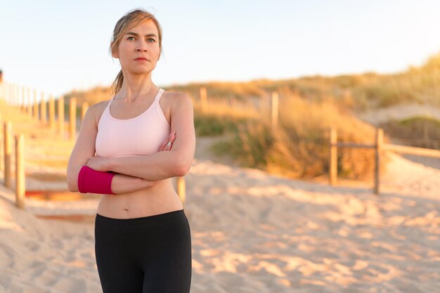 Atletische vrouw portret buiten Kaukasische vrouwelijke sportieve vrouw staande op natuur oceaan strand