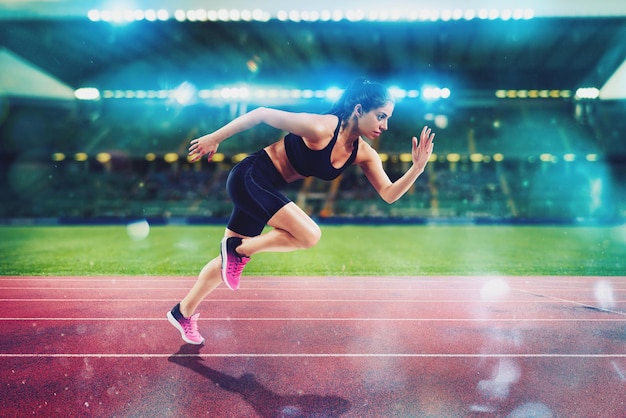 Atletische vrouw rent in een sportstadion