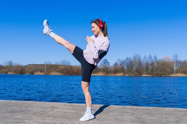 Atletische vrouw traint buiten trappen