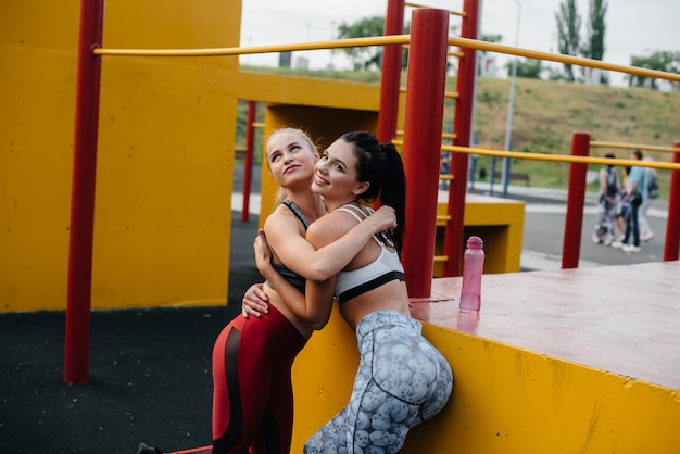 Atletische vrouwen sporten in de open lucht. Fitness, gezonde levensstijl