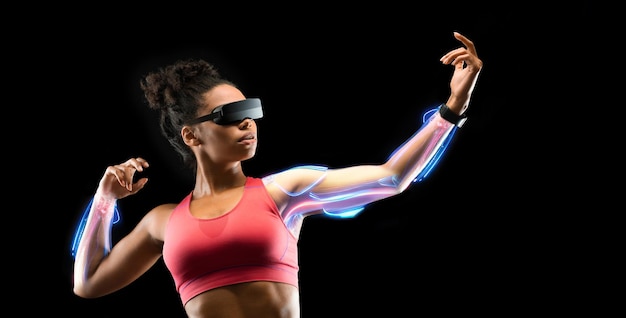 Atletische zwarte dame die virtual reality-headset gebruikt tijdens het sporten