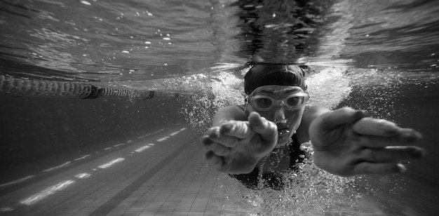 Atletische zwemmer training op haar eigen