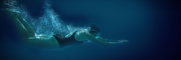 Atletische zwemmer traint in haar eentje