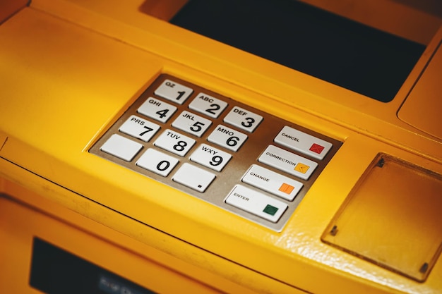 普通に使う現金の引き出しに使用されるATM