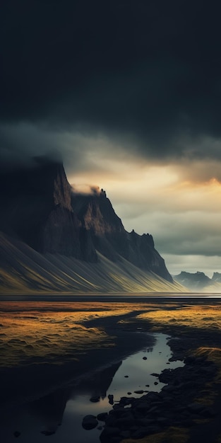 Atmosferische en humeurige landschappen Donkere bergen bij zonsondergang