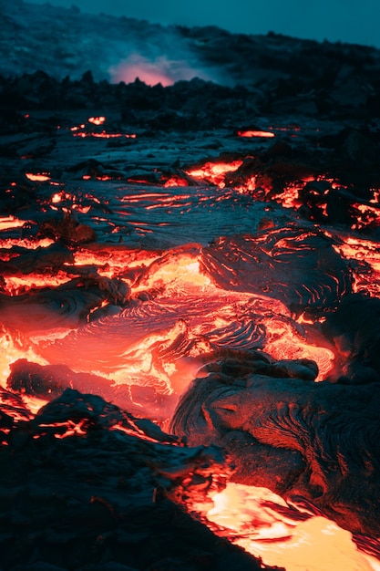 Atmosferische weergave van stromende lava op de vulkaanuitbarstingsplaats in geldingadalir IJsland juni 2021
