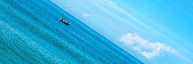 Atmosfera panorama cielo sereno mare calmo orizzonte linea nuvola concetto stile di vita movimento flusso su giù progresso regresso scelta direzione sviluppo vita barca linee rette diagonale blu turchese bianco