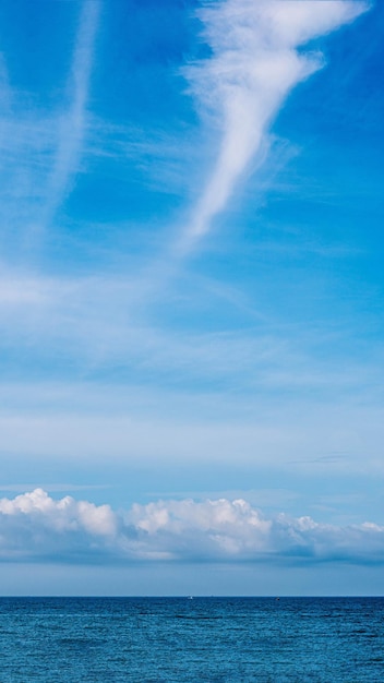 Atmosfera verticale panorama foto reale bellezza natura carta da parati fantastica vista cielo nuvole cumulus cirrus strato mare orizzonte linea carta da parati design sfondo come dipinto umore fiaba