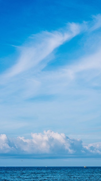 雰囲気 VERTICAL パノラマ 本物の写真 美しさ 自然の壁紙 幻想的な空の景色 雲 積雲 巻雲 層雲 海 地平線 ライン 壁紙 デザイン 背景 塗装 おとぎ話 ムード