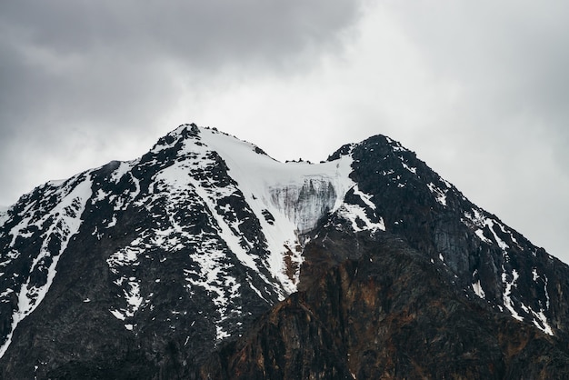 Fantastico paesaggio atmosferico con grandi montagne rocciose e ghiacciai