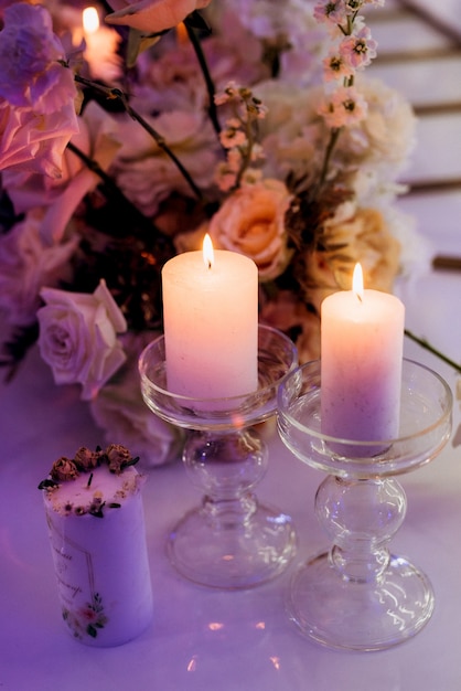 연회 테이블에 라이브 불이있는 분위기있는 촛불 장식