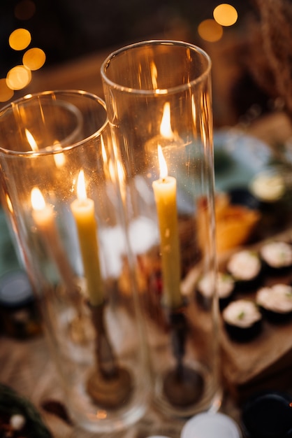 Атмосферный декор свечей с живым огнем на банкетном столе