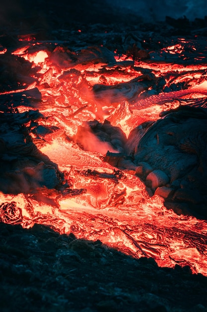 Foto vista atmosferica ravvicinata della lava che scorre nel sito di eruzione del vulcano geldingadalir in islanda