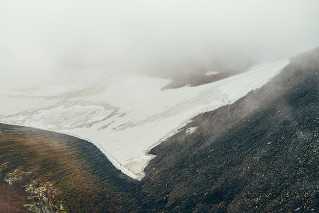 Фото Атмосферный минималистский альпийский пейзаж в высокогорную долину с большим ледником на горе