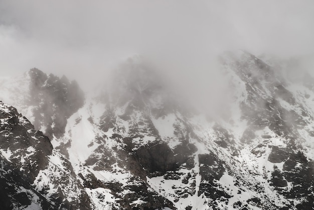 눈 덮인 바위 산 봉우리가있는 분위기있는 미니멀 한 고산 풍경