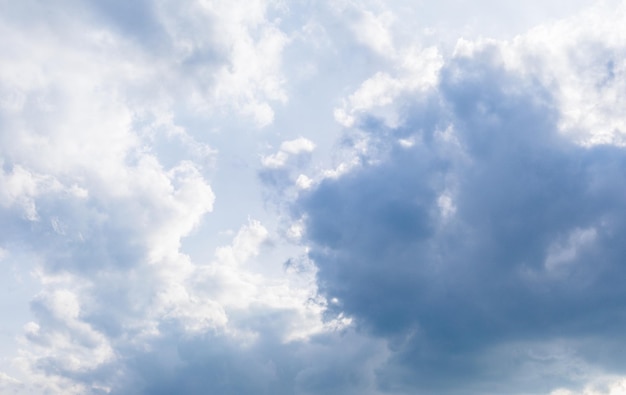 雲のある大気の空雲のあるパノラマの空の風景