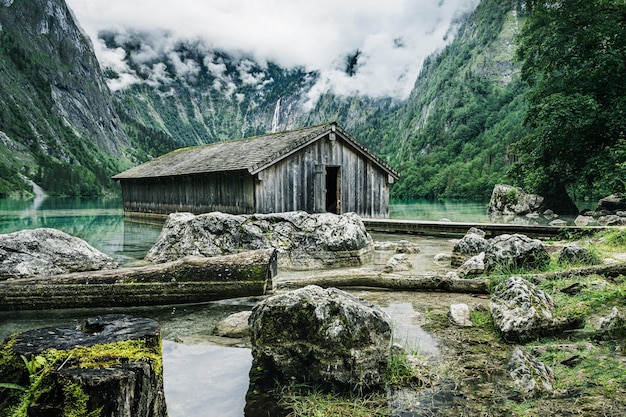 Атмосферный вид на лодочный домик в национальном парке Oberseekonigssee Berchtesgaden Бавария Германия