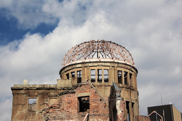 Купол атомной бомбы в Мемориальном парке мира в Хиросиме, Япония