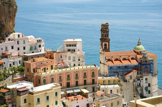 Foto atrani prachtig dorp met uitzicht op de zee in de kust van amalfi, italië