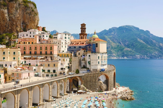 Amalfi Coast, 이탈리아의 바다에 돌출 된 Atrani 멋진 마을