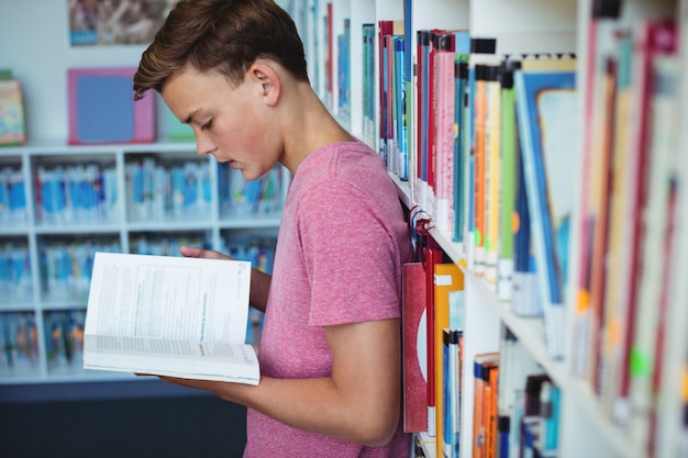 Attente schooljongen leesboek in bibliotheek