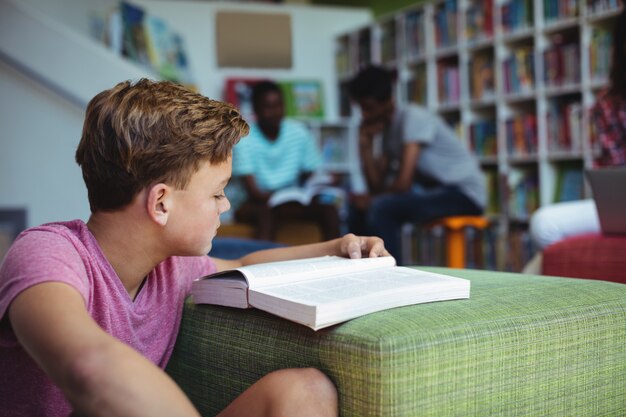 Attente student die in bibliotheek studeert