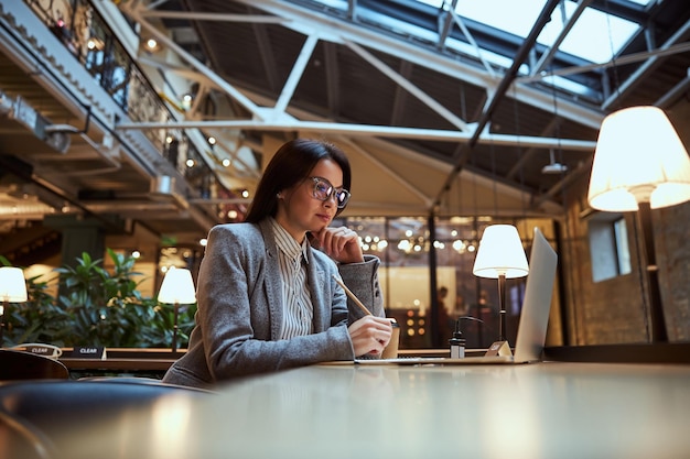 Attente vrouwelijke persoon die aantekeningen maakt tijdens het werk