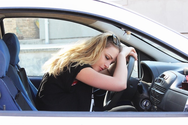 Foto attenzione donna stanca che guida un'auto