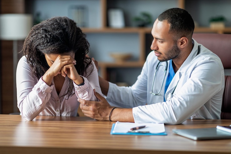 Photo attentive arabic doctor supporting sad black woman patient