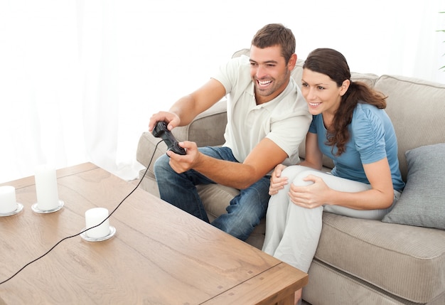 リビングルームで一緒にビデオゲームをする丁寧なカップル