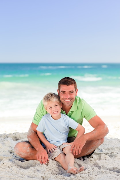 Внимательный отец с сыном на пляже
