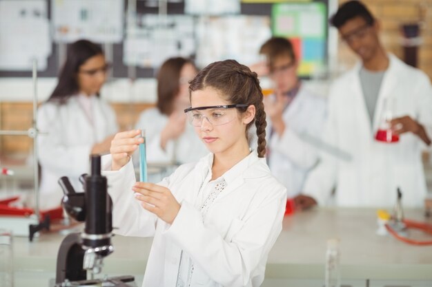 Studentessa attenta facendo un esperimento chimico in laboratorio