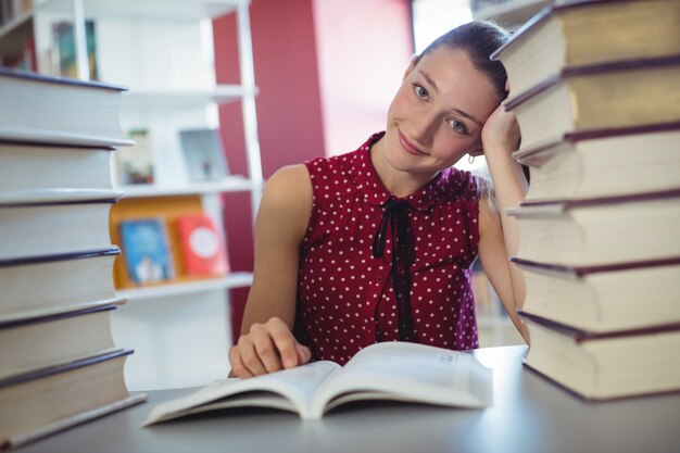 図書館で勉強している注意深い女子高生