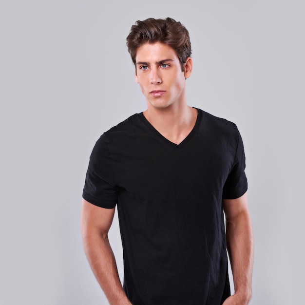 Отношение в черном Студийный снимок молодого человека в футболке