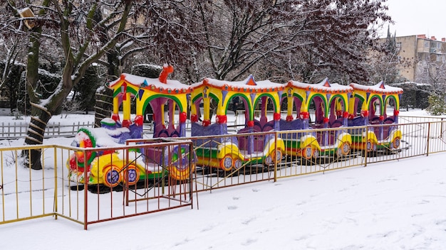 Attractie kindertrein in stadspark in het winterseizoen
