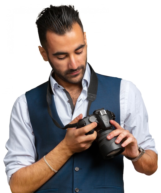 Uomo adulto attraente con una macchina fotografica isolata su fondo bianco