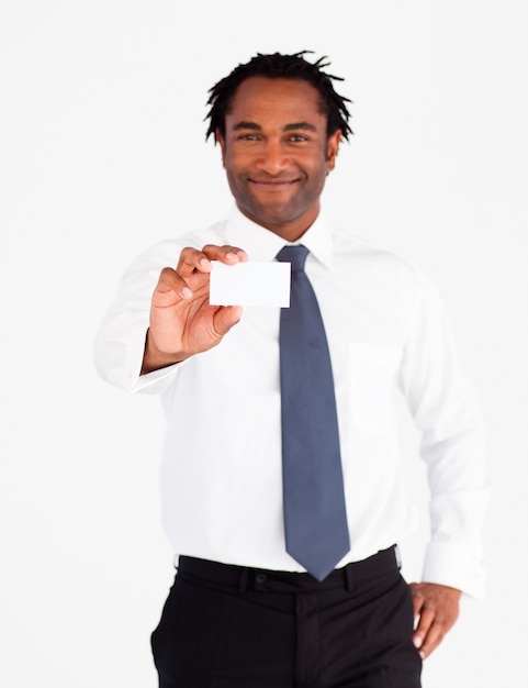 白いカードを表示している魅力的なアフリカ系アメリカ人のビジネスマン