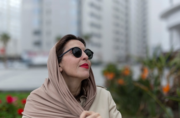 Привлекательная арабская женщина с хиджабом и солнцезащитными очками