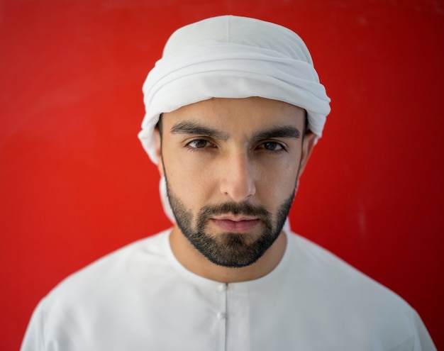 Photo attractive arabic man of gulf