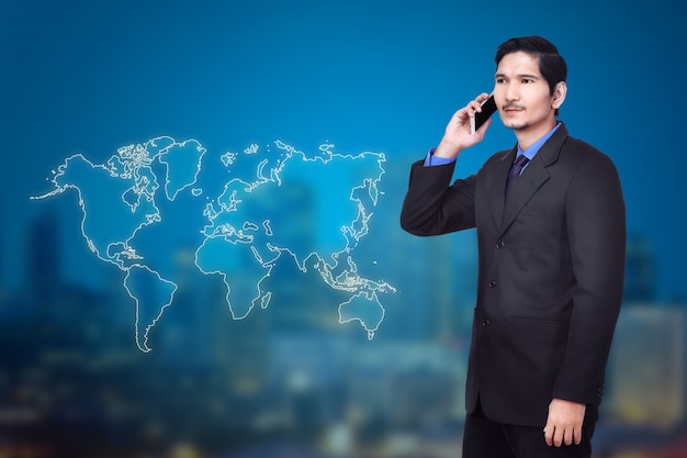 매력적인 아시아 사업가 휴대 전화 통화
