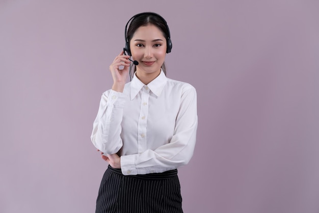 Foto attraente operatore di call center femminile asiatico con faccia sorridente felice pubblicizza opportunità di lavoro su uno spazio vuoto indossando un abito formale e auricolare su sfondo isolato personalizzabile entusiasta