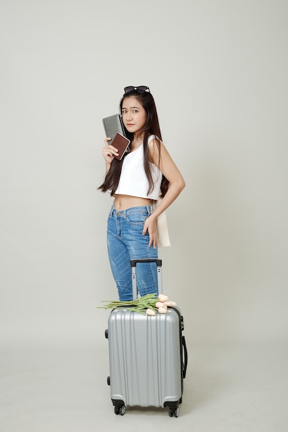 荷物を持つ魅力的なアジア観光女性