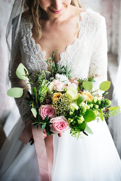 Привлекательная красивая невеста с букетами цветов