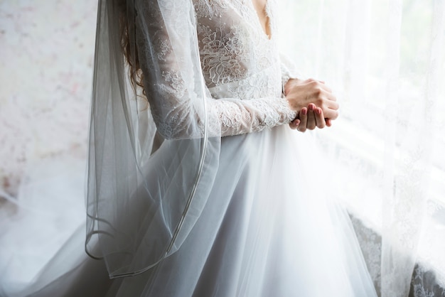 하얀 웨딩 드레스를 입고 매력적인 아름 다운 신부
