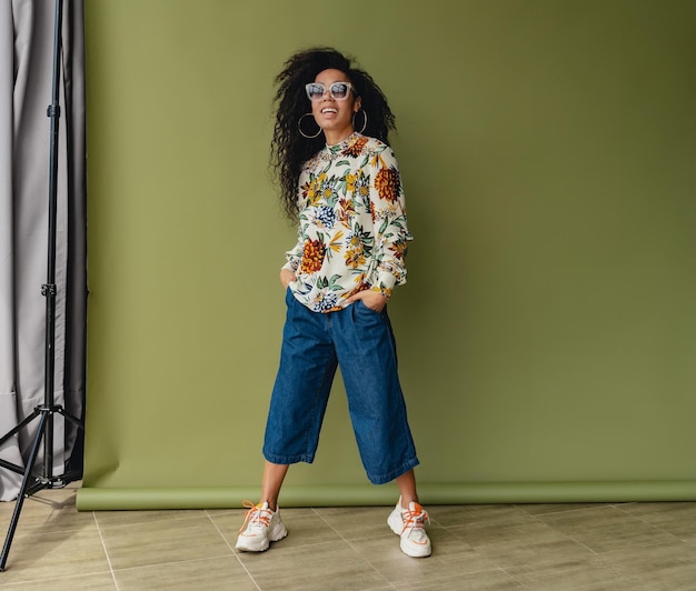 Photo attractive black african american woman in stylish outfit on green studio background