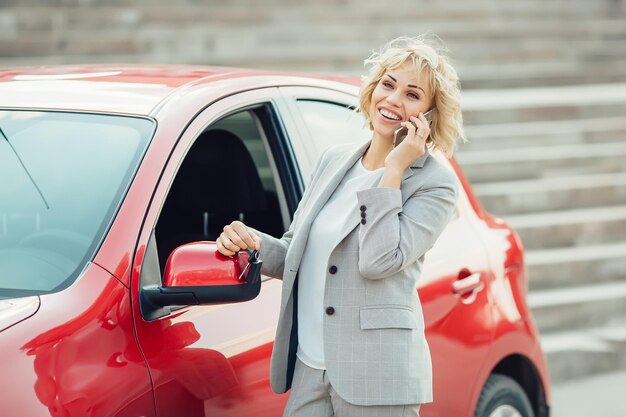 Привлекательная блондинка в машине показывает ключи