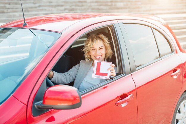 Фото Привлекательная блондинка в машине показывает ключи