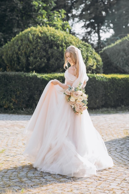 結婚式の花束と伝統的なドレスの魅力的な花嫁