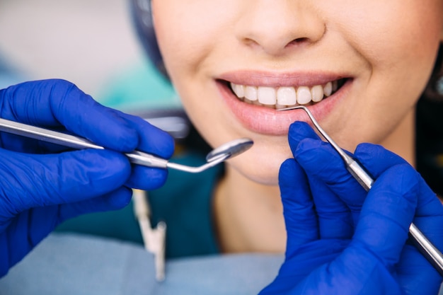 Photo attractive brunette girl at the dentist consultation