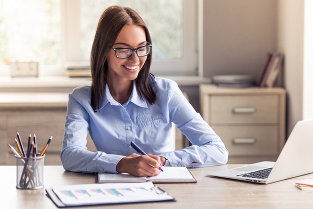 Photo attractive business lady in formal clothes and eyeglasses.